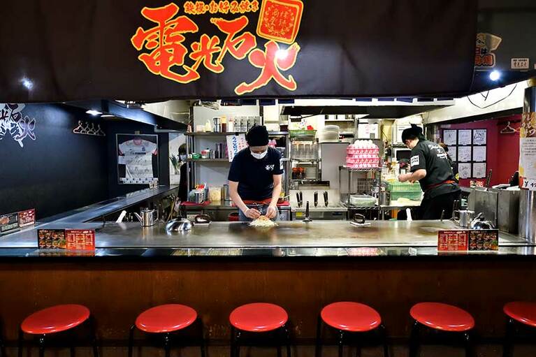 【鉄板・お好み焼き 電光石火】広島駅前にあるビルの6階、15軒のお好み焼き屋さんが集まる「ひろしまお好み物語 駅前ひろば」で毎朝10時から営業中。