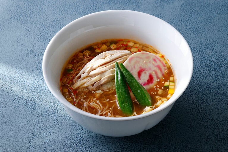 「蒸し鶏と夏野菜入り冷やしそば」3,000円（サービス料込）。トップにあるのは、ナルトにも似た「うずまきビーツ」。