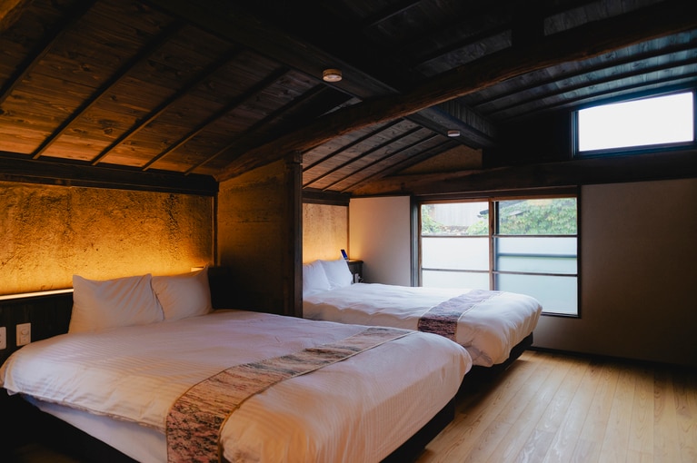 客室「舟－ＦＵＮＥ－」は相川の古民家に特徴的な船底天井の客室。