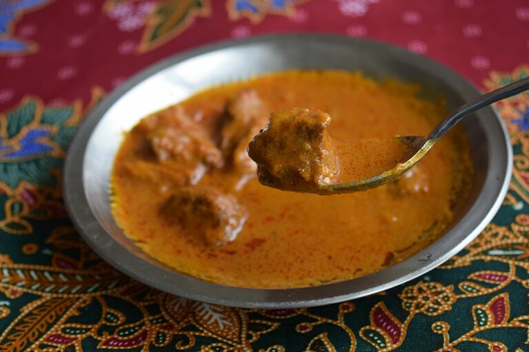 ビーフカレー。10種以上の乾燥スパイスを使い、とくにシナモン、八角、クローブが香りの決め手。マレーシア人が好きなハーブ、パンダンリーフも香りづけに。