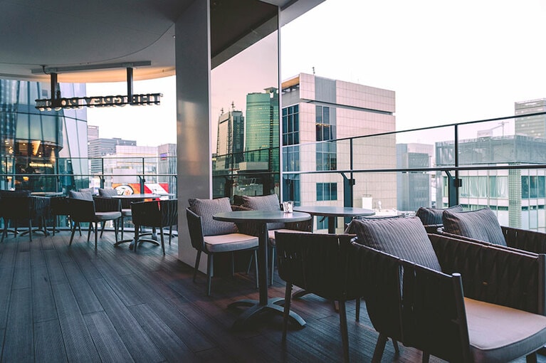 銀座には珍しい、地上30mの開放感溢れるテラス。