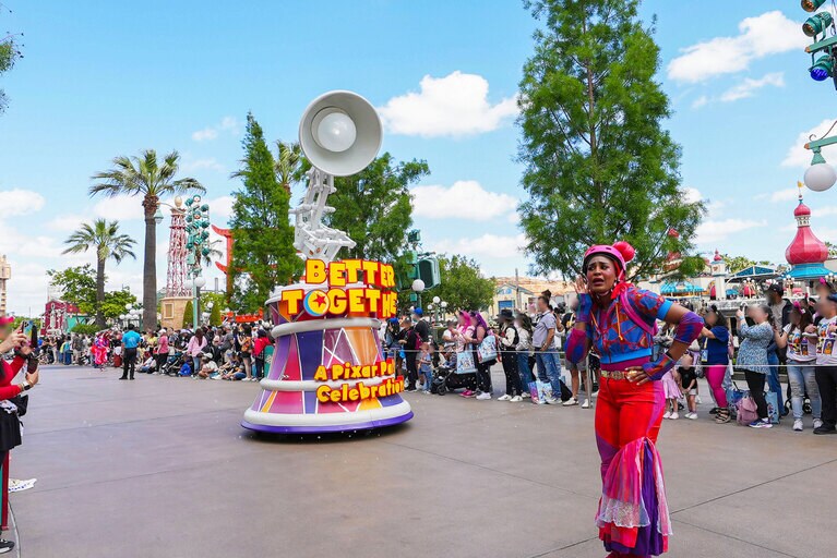 パレードはピクサー作品のオープニングロゴでお馴染みの電気スタンド「ルクソーJr.」のフロートからスタート。