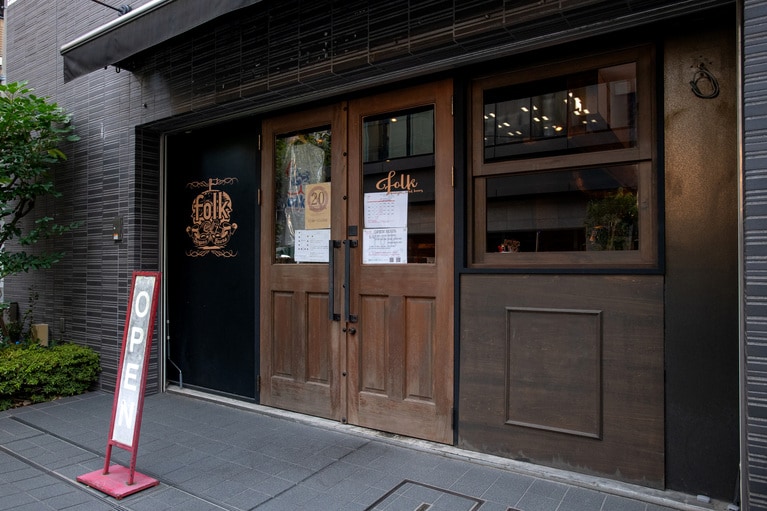 住宅街の中に佇むシックな雰囲気のアメリカンダイナー。