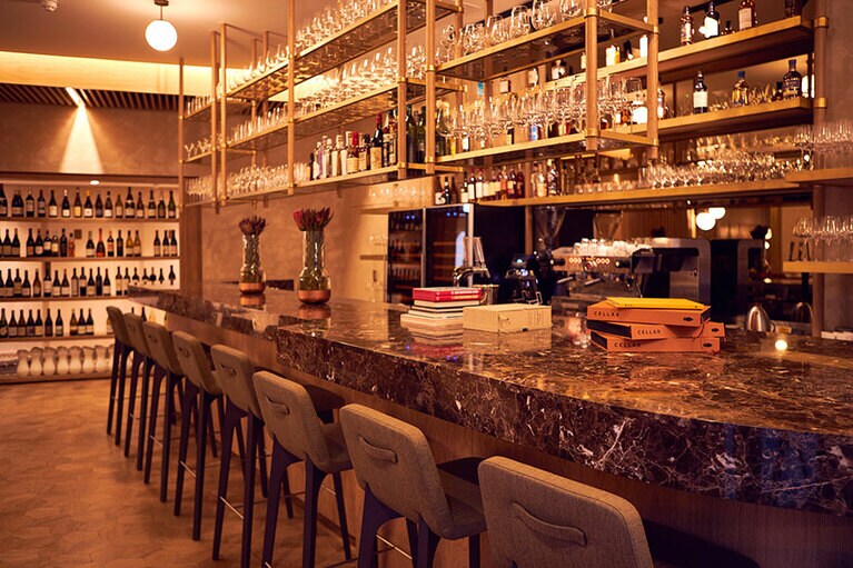 レストランに入ると右側には、見事なバーカウンター。イサさんが監修しているドリンク各種を楽しめる。©Trivet