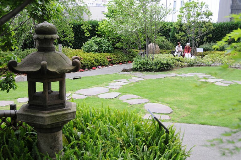 手前に写っている灯篭は、主に世話物のジャンルで多くの名作を残し、『髪結新三』の作者でもある河竹黙阿弥の家に置かれていたものだ。