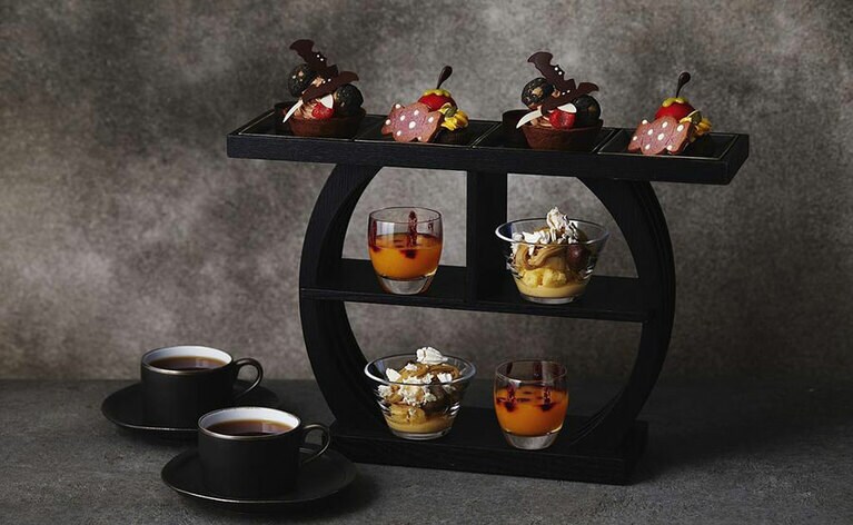 少しダークで大人なハロウィンスイーツとセイボリー。4,428円。