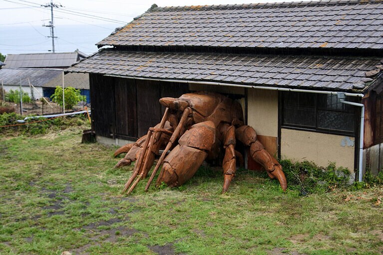 瀬戸内国際芸術祭の舞台でもあります。三都半島の屋外作品、尾身大輔「ヒトクサヤドカリ」。