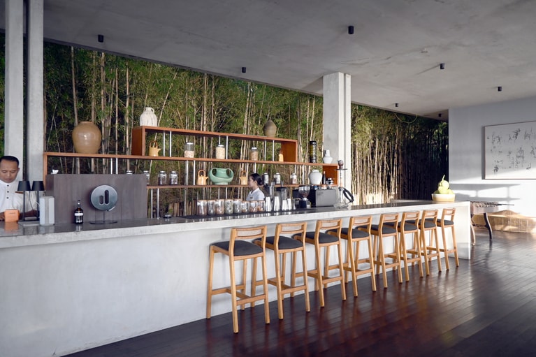 カウンターバーでカクテルをオーダーし、インフィニティプールへ。