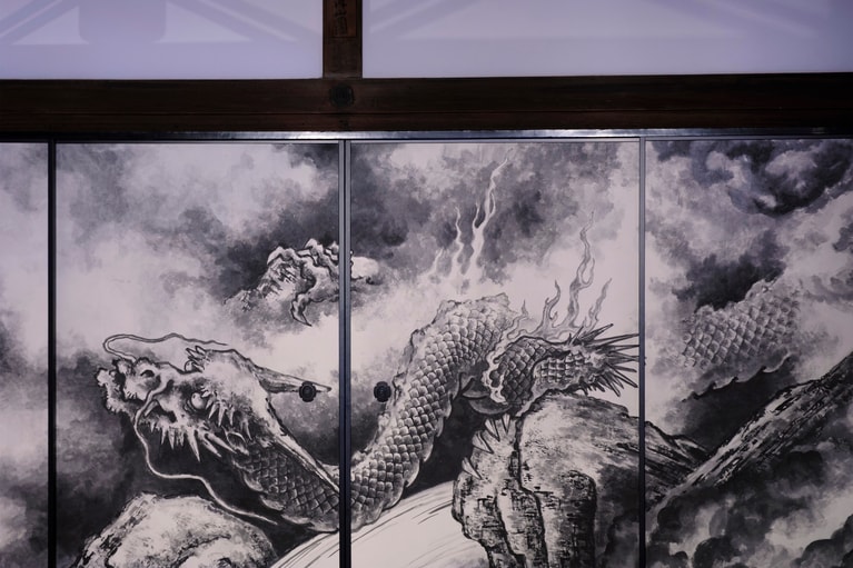 岩に爪をかけ、飛び立とうとする第2の龍。