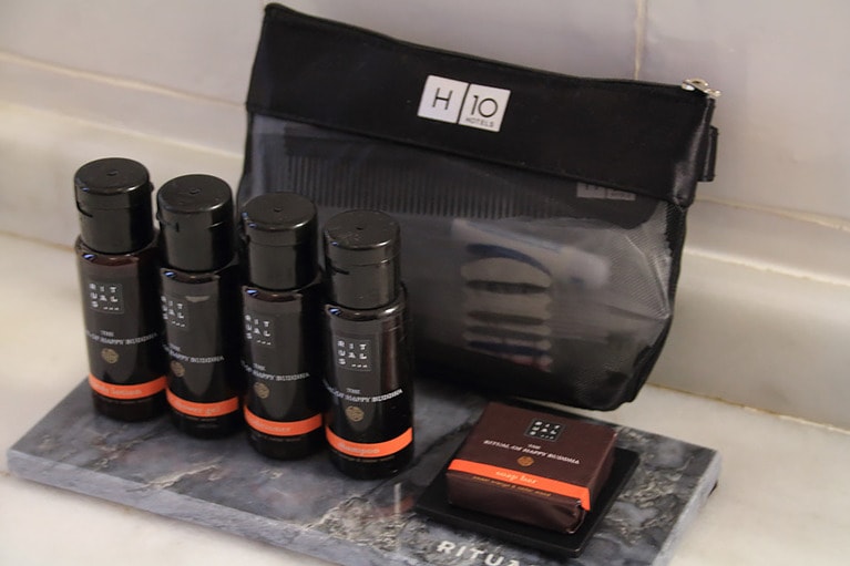 バスルームアメニティ。ネットのポーチの中には歯ブラシやくし、ソーイングセット、ティッシュなどが入っている。