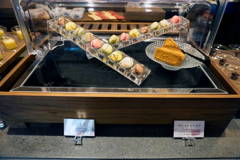 ゲストラウンジ刻ではさまざまなお菓子も用意されている。