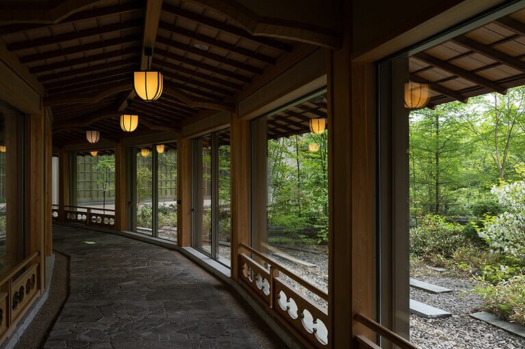 神社を思わせる贅を尽くした建築は、宮大工の手によるもの。