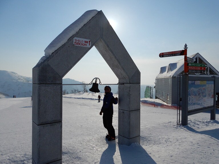 雪の多い年には580センチの積雪を記録したという恋人の聖地「ニイサの鐘」。
