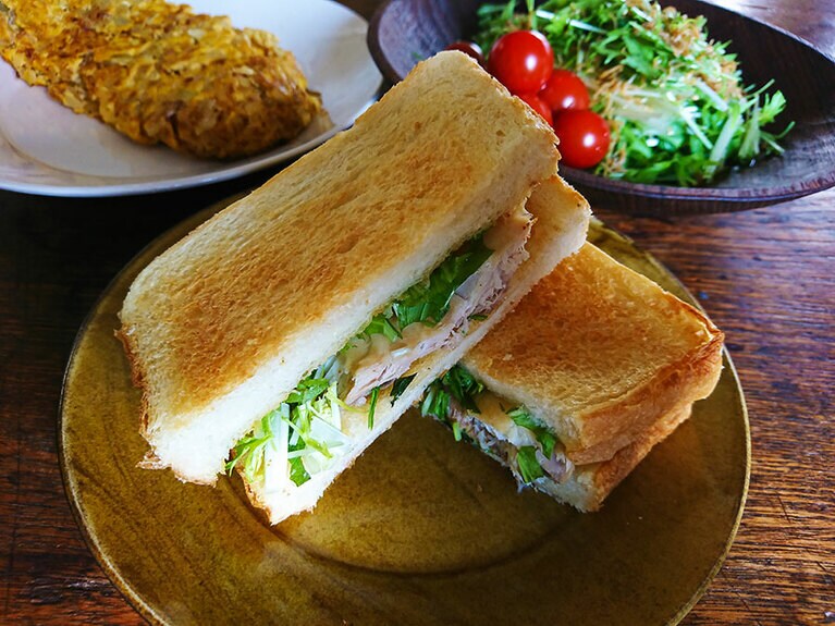 自宅だとタイミングを逃してランチを食べそこねる人が続出。あるスタッフは、家で慌ててサバサンドイッチを。