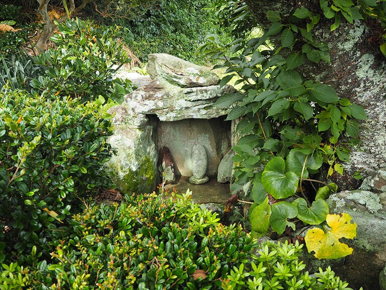 庭の一角、木々に覆われた場所に、潜伏キリシタンがお祈りに使っていた場所が保存されていました。