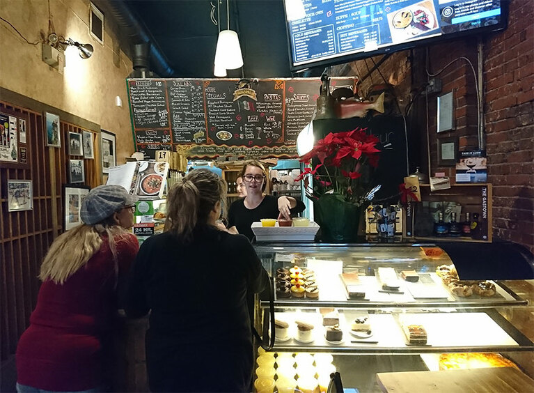 秘密の扉を開けて、参加者は特別な個室へ。