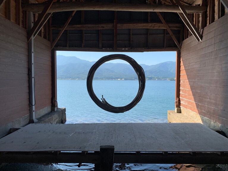 舟小屋だった当時は、さどの島銀河芸術祭の会場として作品展示も。イーサン・エステス《Lifecycle》2019年。