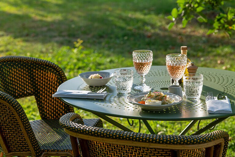 自家菜園の素材も多く使って作り上げる料理を、自然の中でいただく喜び。
