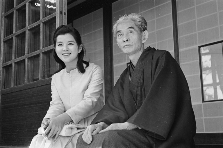 子役から活躍する吉永小百合さん。川端康成（右）の『伊豆の踊子』の映画化でも主演した。1963年撮影。©文藝春秋