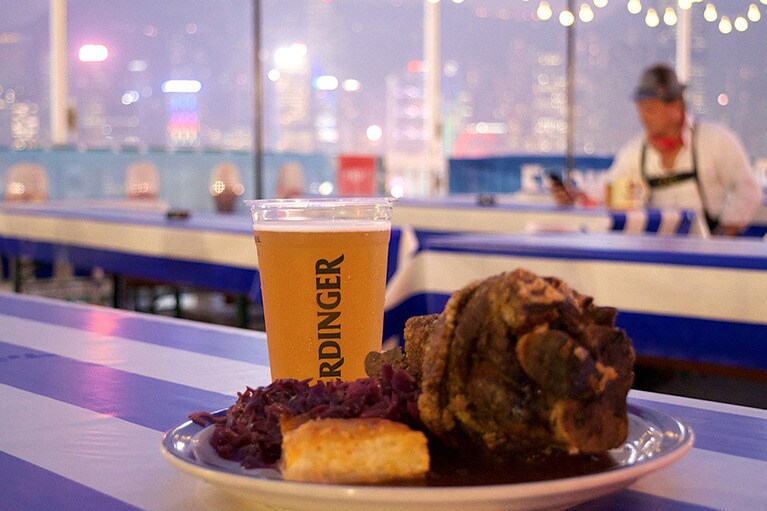 ビアフェスの会場は光のショー「シンフォニー・オブ・ライツ」が正面に見えるという特等席だ。