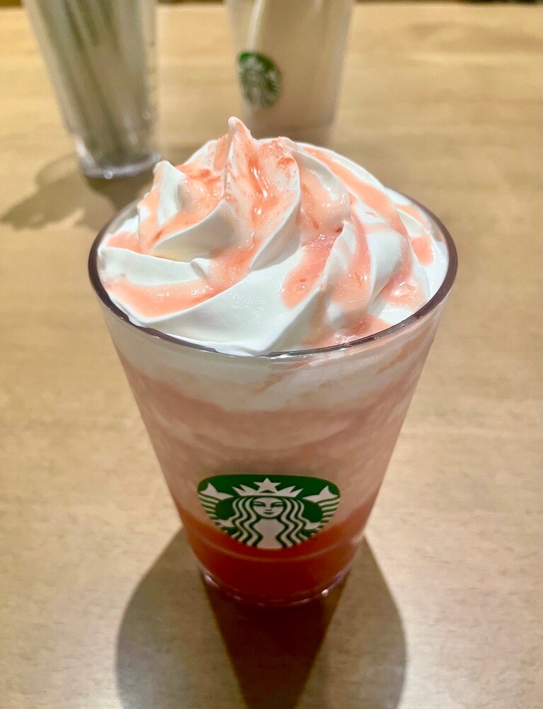 ピーチソース、ピーチフレーバーパウダーが香りを引き立てる、見た目も華やかなピンクフラペチーノ。