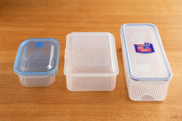 保存容器には、行きはメイク＆スキンケア用品を入れています。