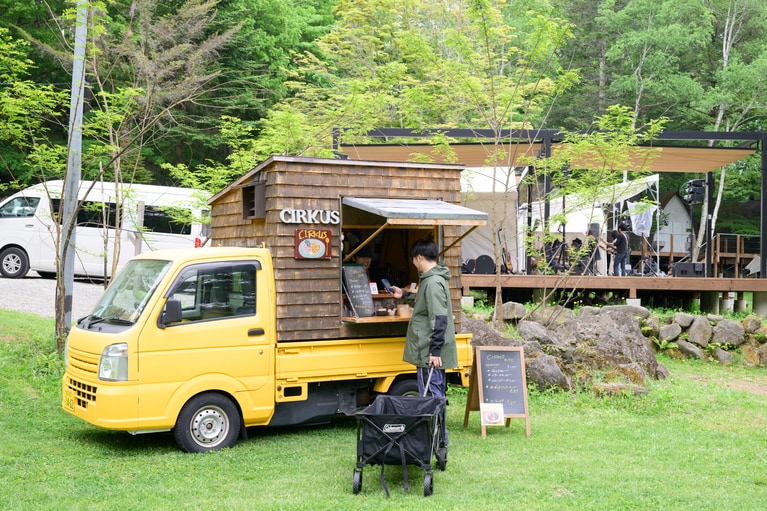 チルクス（茅野市）のフードトラックの周辺では、おいしそうなスパイスの香りが漂う。