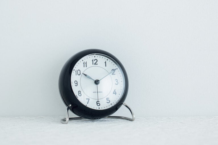 「アラームテーブルクロック・ステーション・ブラック」W11×D6×H12cm 22,000円／アルネヤコブセン
