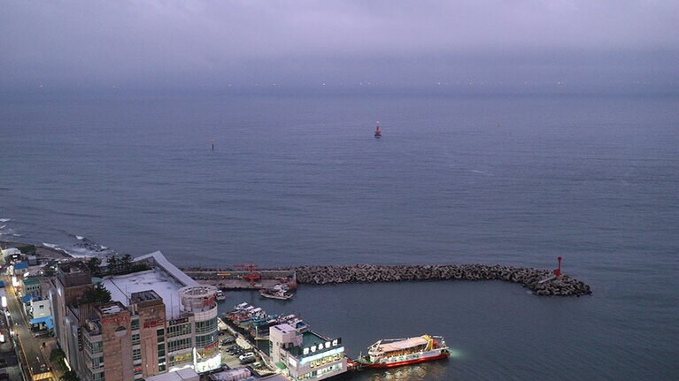 夕暮れどきのホテルの部屋からの眺め。