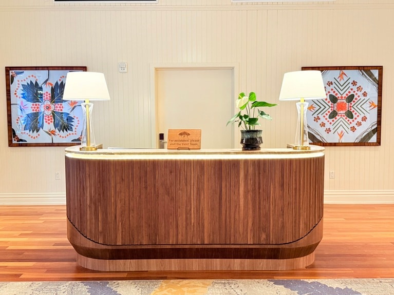 ベルデスクもおしゃれに。両側のアートは、ハワイ在住アーティストが手がける「ローラ・ピラー・ハワイ」の作品。