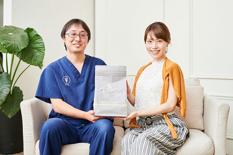 獣医師の片山先生といちかわさん。人間と同じく日々の食生活がペットの健康には大切な要素だ。