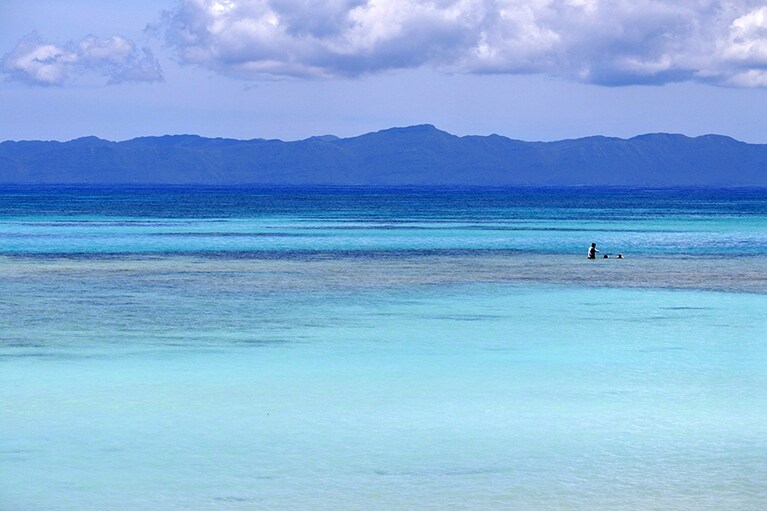 いろんなブルーが交錯する海の向こうには西表島。