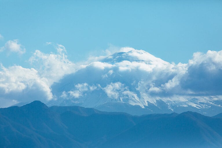 長田さんが「私のパワースポット」と呼ぶ、山梨市牧丘町のフルーツライン沿いの展望スポット。なだらかな丘沿いにはぶどう棚が続き、晴れた日には山並みの向こうに富士山が望める。