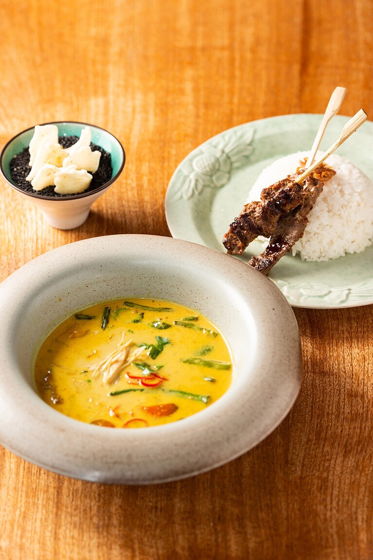 ランチのメインはベジタブルバリニーズカレーとインドネシア風串焼きのサティ。