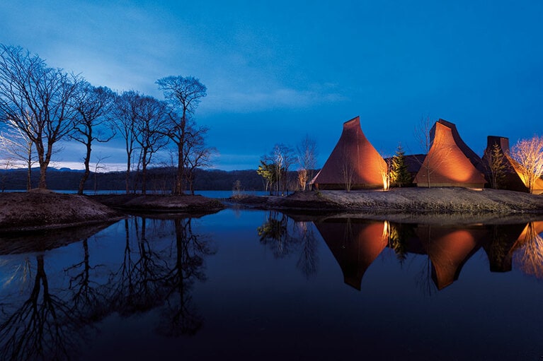 アイヌ文化の建築特徴である丸太組みの三脚構造「ケトゥンニ」を基本構造としたとんがり湯小屋。