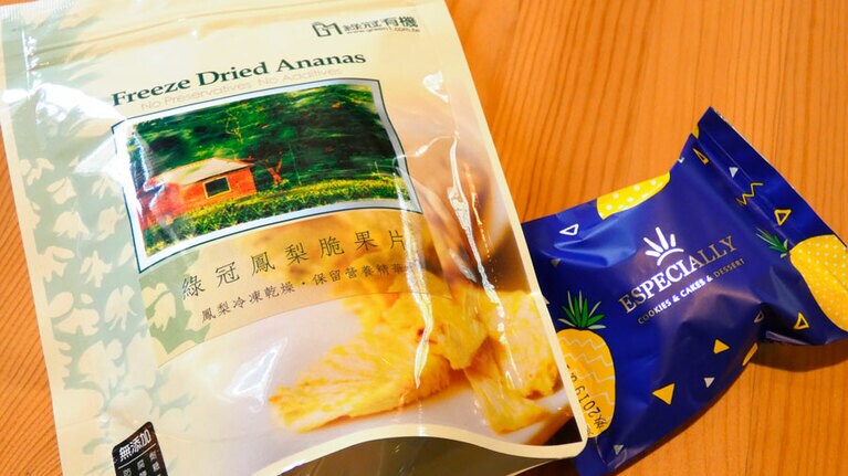 「綠冠」のドライパイナップルと「旺來會社」特製のパイナップルケーキ。