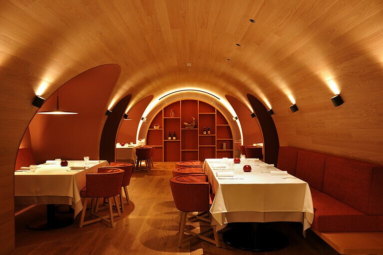 まるでワインカーヴの中にいるような、親密な安らぎを感じる空間。