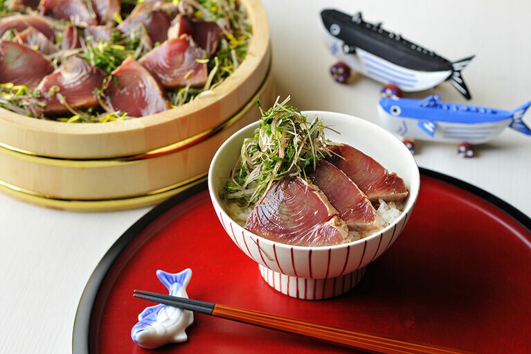 鰹の漬け丼は、薬味をたっぷりのせてどうぞ。