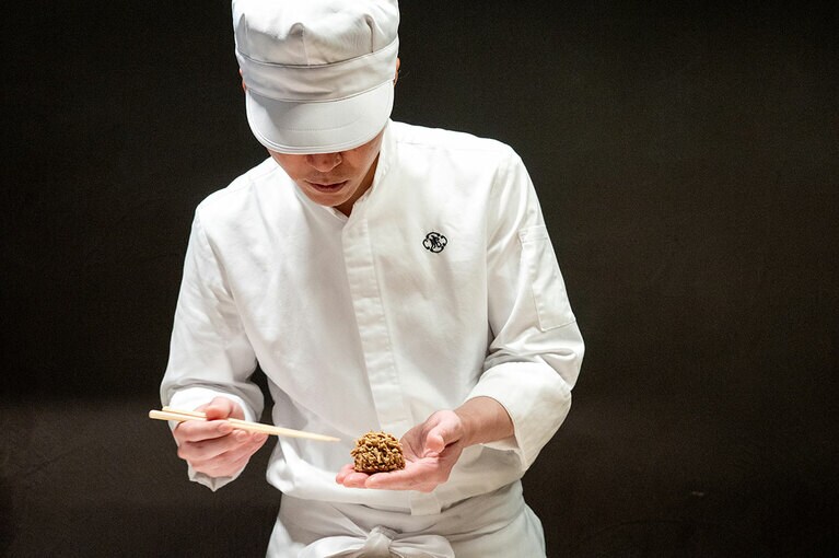 きんとん製「紅香織（こうこうおり）」。飲み物付き2,090円。5月中旬まで。