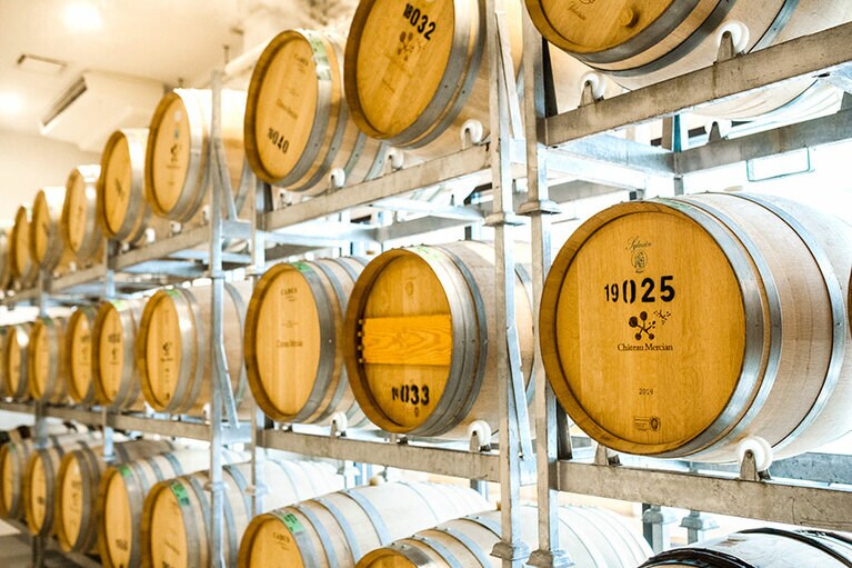 温度帯の違う2つのセラーでワインの特性に合わせて育成する。ワイナリー主催のツアーが設けられており、畑やセラーを見学できる。