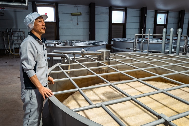 仕込み用のタンクが並ぶ室内。