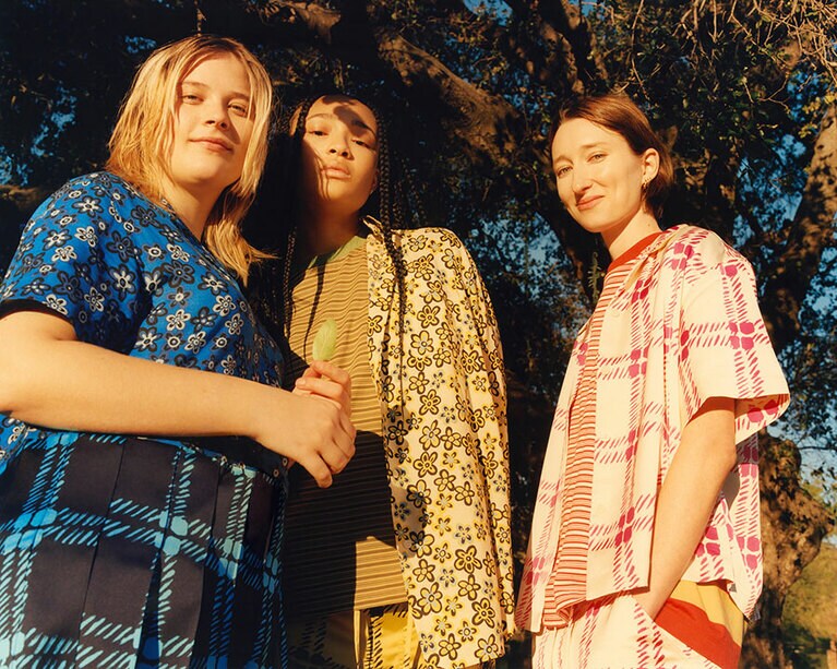 左のモデル：オープンカラープリーツワンピース(半袖) 5,990円　真ん中のモデル：オーバーサイズシャツ(長袖) 3,990円、ボーダークルーネックTシャツ(半袖) 1,990円、ドレープイージーワイドストレートパンツ 3,990円　右のモデル：オーバーサイズオープンカラーシャツ(半袖) 3,990円、ボーダークルーネックTシャツ(半袖) 1,990円、ドレープイージーワイドストレートパンツ 3,990円。