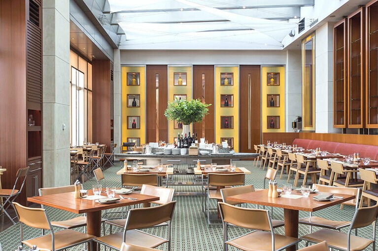 1階ロビーフロアにある、イタリアン カフェ「フィオレンティーナ」。これからの季節は、テラス席もおすすめ。