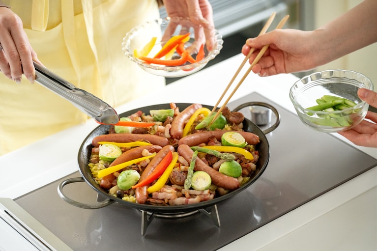 米が炊けたら、カットした野菜をのせておこげを作るようにパチパチと焼いて完成。彩りを考えて野菜を選んだり、盛り方を工夫したり、“調理する楽しみ”が味わえるのが「ぐるめふらいと」の魅力のひとつ。食材が届いて食べておしまいではなく、エンタメ感も味わえる体験型のグルメギフトといえそう。