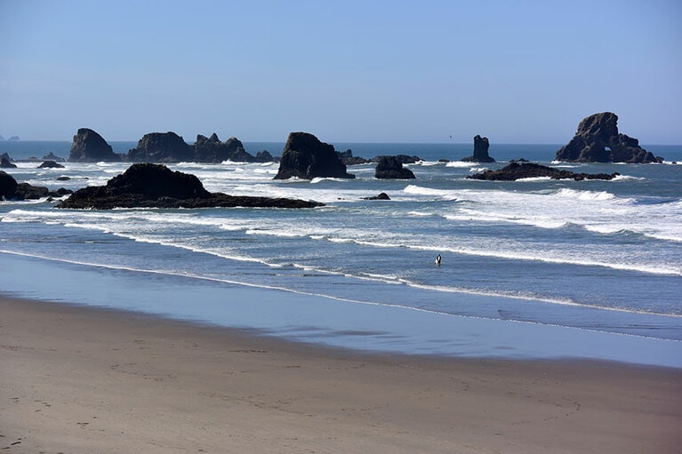 インディアンビーチの南側にも奇岩群が広がっています。