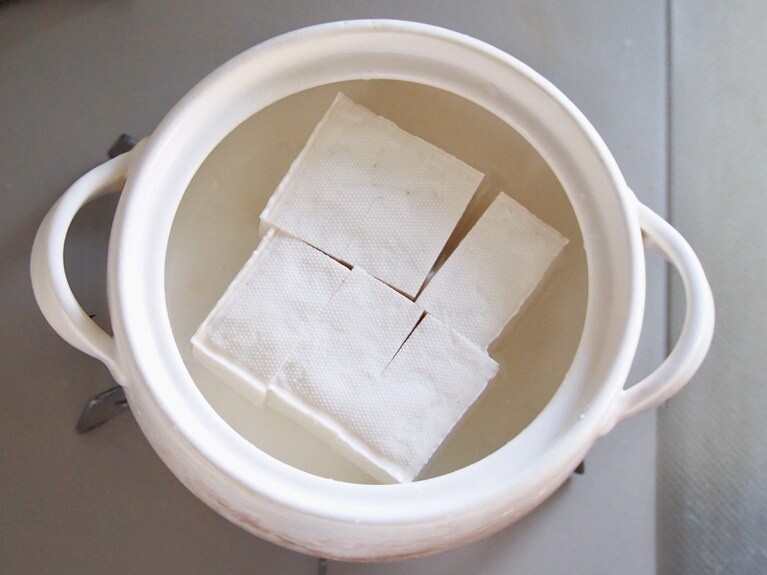 豆腐を食べやすい大きさに切り、鍋に水と共に入れて加熱する。