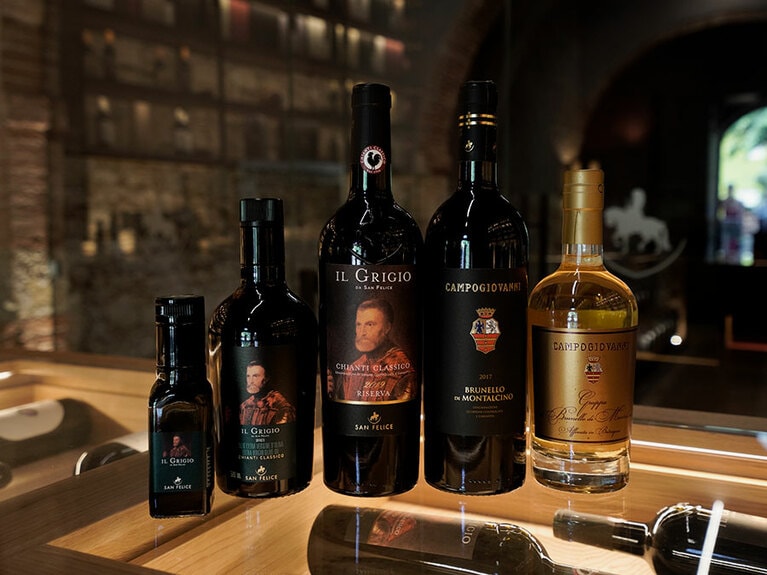 エノテカにはブルネッロやボルゲリのワイン、オリーブオイルも揃う。