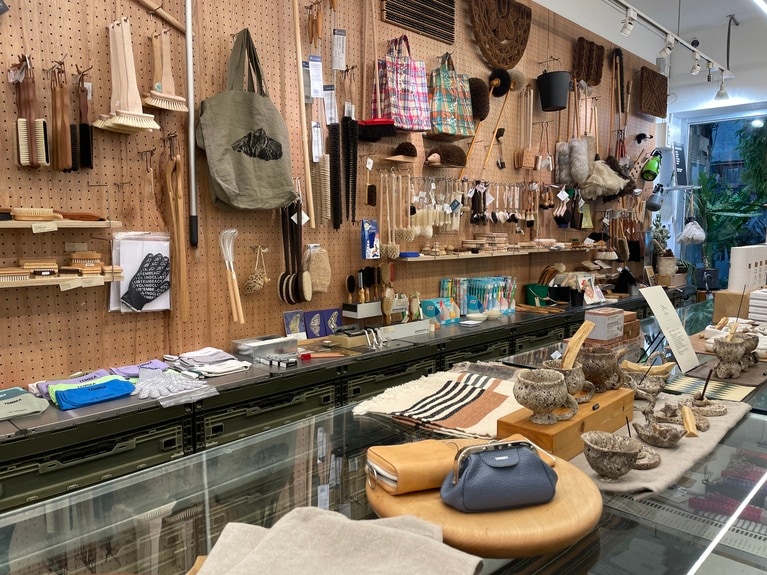 壁や棚にセンスよく並べられた商品たち。