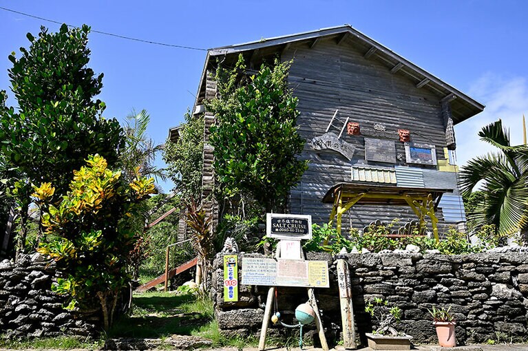 野甫小中学校のそばに立つ「世界塩の博物館 ソルトクルーズ」。