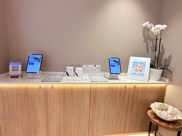 チェックイン・チェックアウトは、タブレットを使ったセルフ操作のほか、スタッフによる有人対応も可能です。